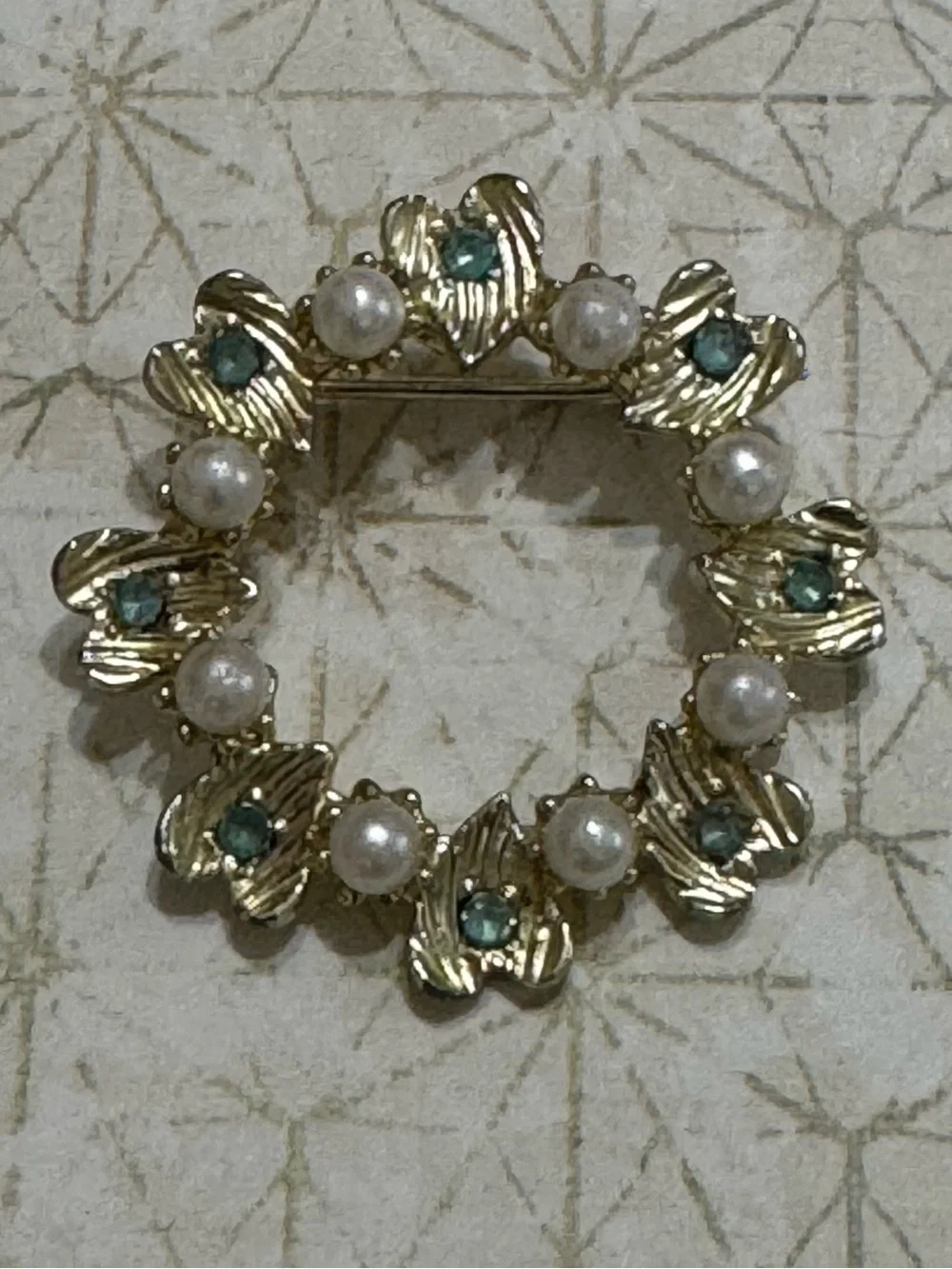 VINTAGE HEART WREATH BROOCH